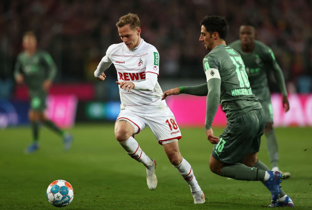 FC Koln sorprende al Borussia Moenchengladbach y les pegan 4-1, Augsburg le roba la victoria al Hertha en el último minuto y empatan 1-1, Hoffenheim no se toca el corazón y golean 3-6 al Greuther Furth, Bochum remonta el Freiburg y se imponen 2-1, en el regreso de Haaland, el Borussia le pega 1-3 al Wolfsburg y el Bayern cierra el día en victoria 1-0 sobre el Arminia Bielefeld.