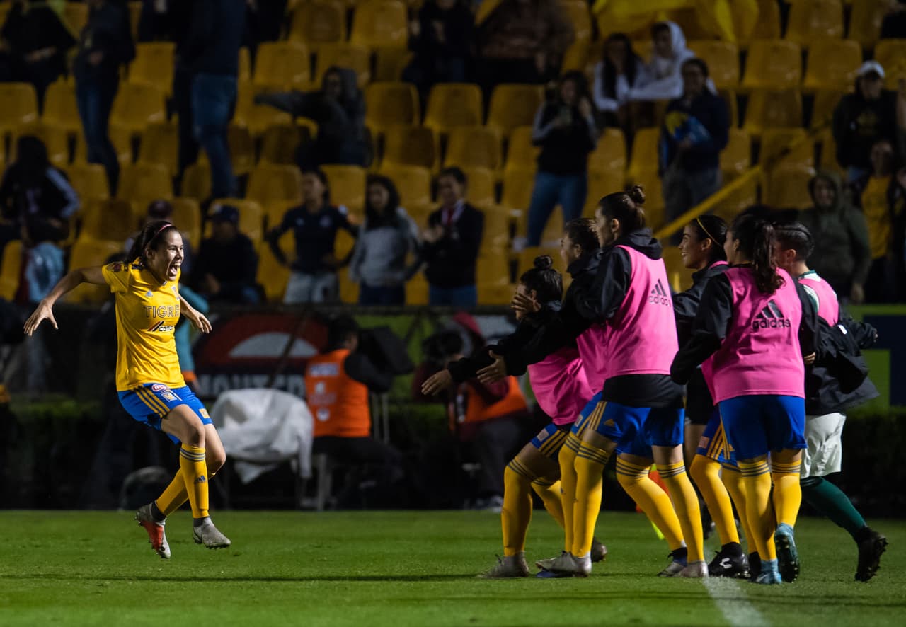 El Estadio Universitario estallaba en júbilo a pesar de que la lluvia arreciaba, pero el equipo de casa se iba arriba 2-1 y soñaba con una final más en la Liga MX Femenil.