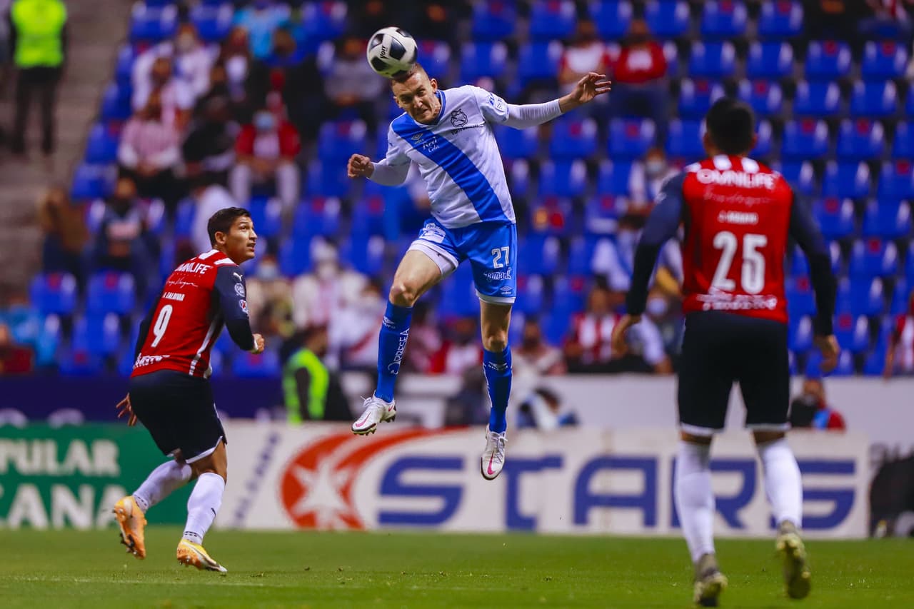 La defensa de Chivas lució desconcentrada en la primera mitad y era fácilmente vulnerada por el ataque de Puebla.