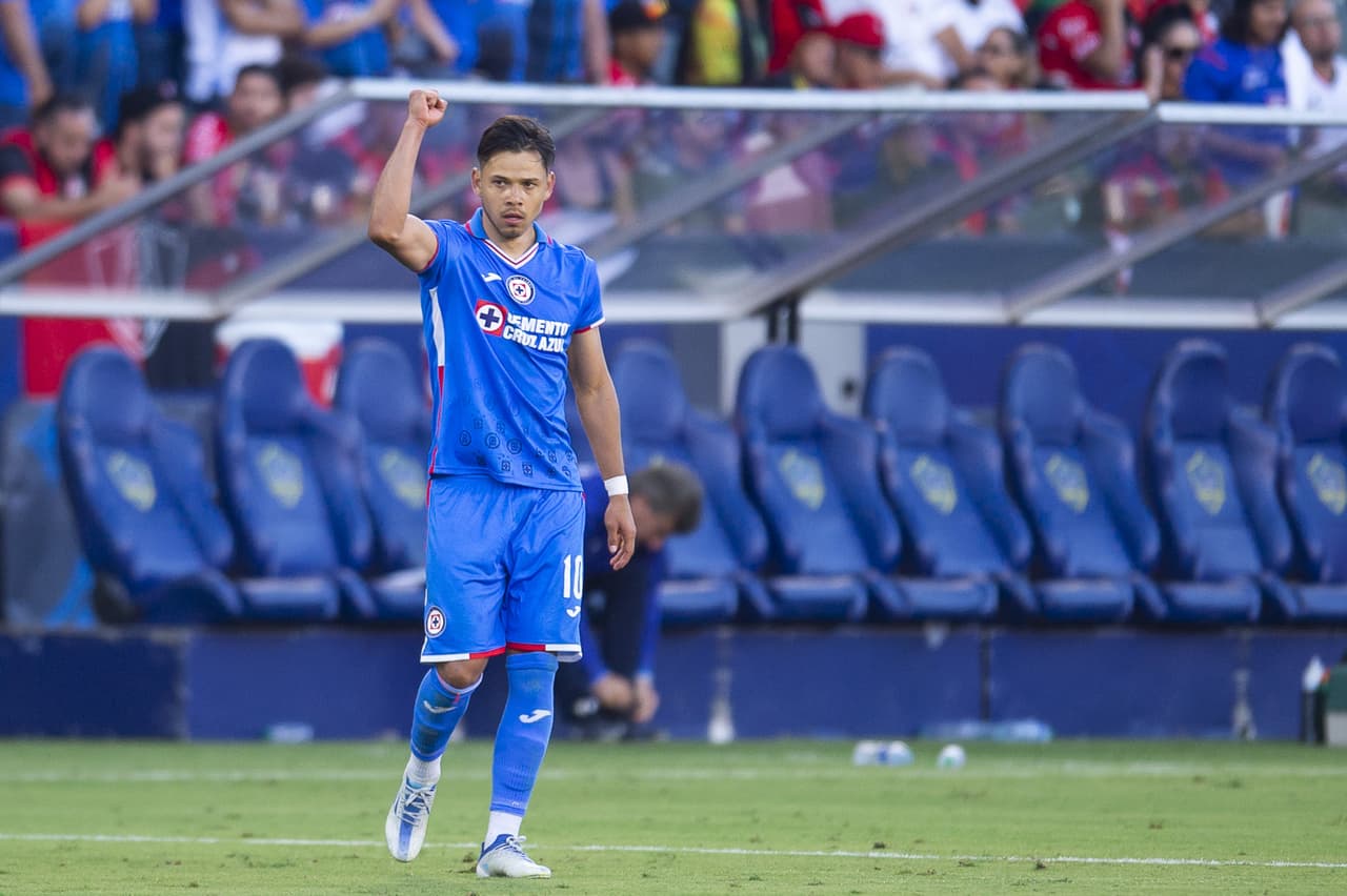 Julián Quiñones pasó de héroe a villano en cuestión de minutos, pues marcó el gol para empatar 2-2 en el tiempo reglamentario, pero voló el último cobro en los penales para darle el triunfo a Cruz Azul.