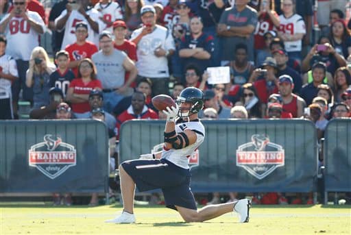 Disfruta algunas de las mejores tomas fuera y dentro de los emparrillados del ala defensiva de los Houston Texans.