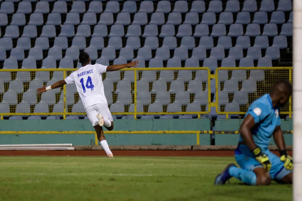 Coito debutó al juvenil Douglas Martínez, ingresó al minuto 82 para sustituir a Velásquez.