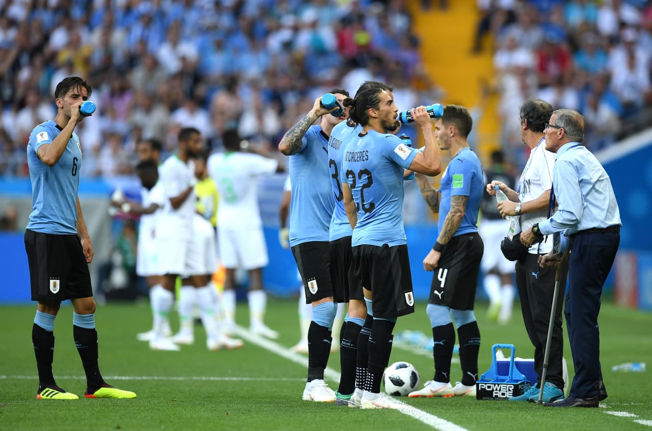 ROSTOV-ON-DON, RUSSIA - JUNE 20: The Uruguay team refresh as Oscar Tabarez, Head coach of Uruguay speaks to them during the 2018 FIFA World Cup Russia group A match between Uruguay and Saudi Arabia at Rostov Arena on June 20, 2018 in Rostov-on-Don, Russia. (Photo by Matthias Hangst/Getty Images)