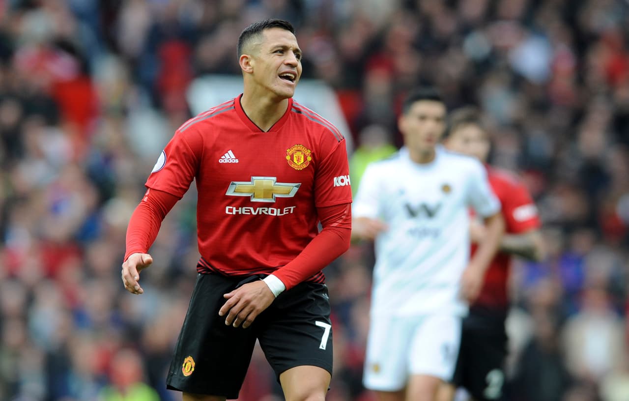 Alexis Sánchez comenzó a ser un dolor de cabeza para la visita, pero cuando mejor estaba acomodándose Mourinho lo sacó.