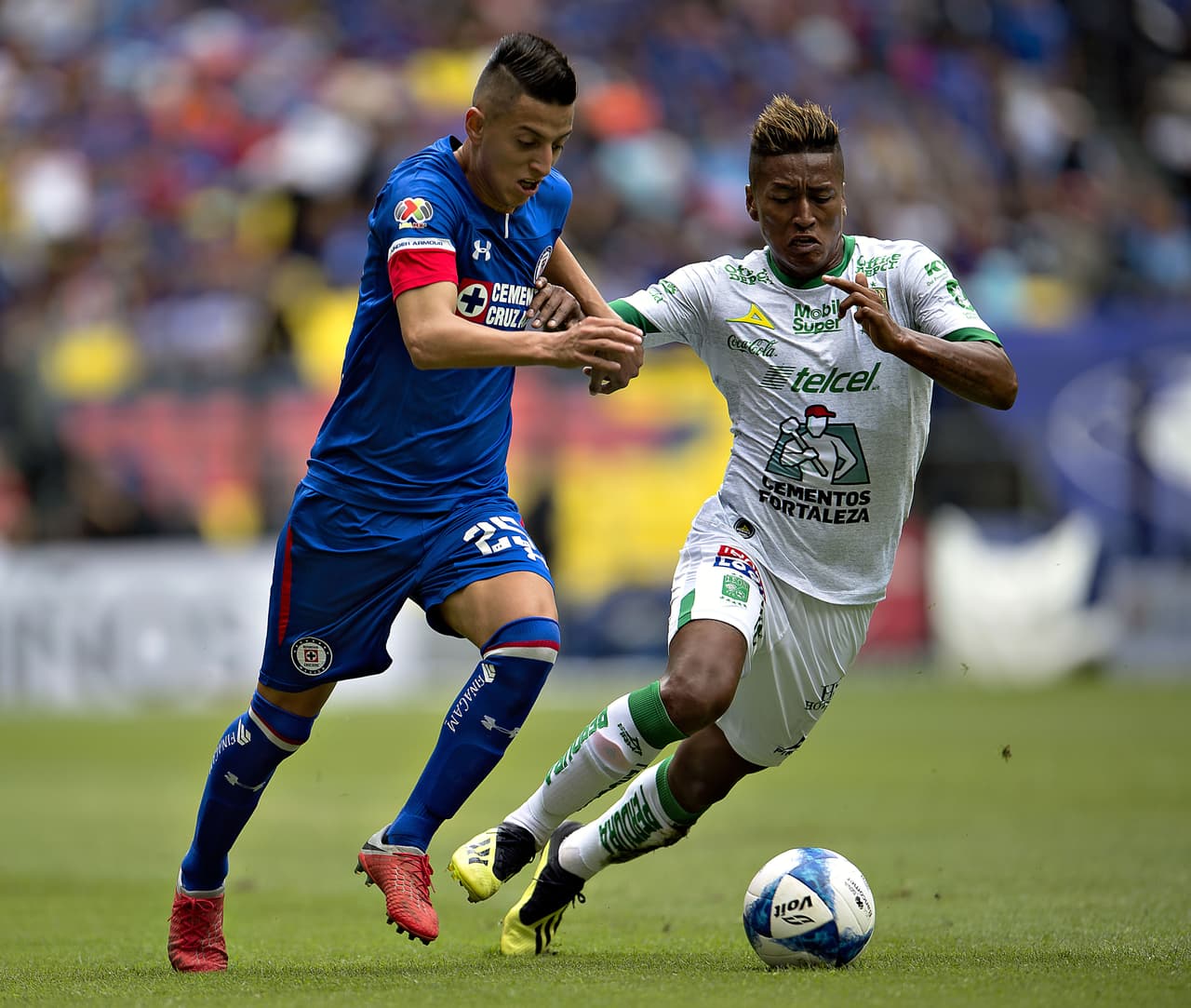 Su llegada al plantel titular llegó en 2011 cuando Juan Reynoso lo promovió.