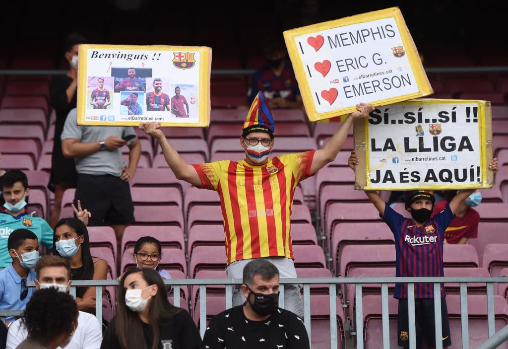 Barcelona se impone ante la Real Sociedad con un marcador de 4-2, tras la salida de Messi del Barcelona. Gerard Piqué (19') se encargo hacer el primer tanto para los culés, seguido de Martín Braithwaite con doblete, pero el equipo visitante sumó dos más por parte de Cienfuegos (82') y Oyarzabal (85'), ya al filo del partido, Sergi se encargó de hacer el cuarto tanto de la victoria.