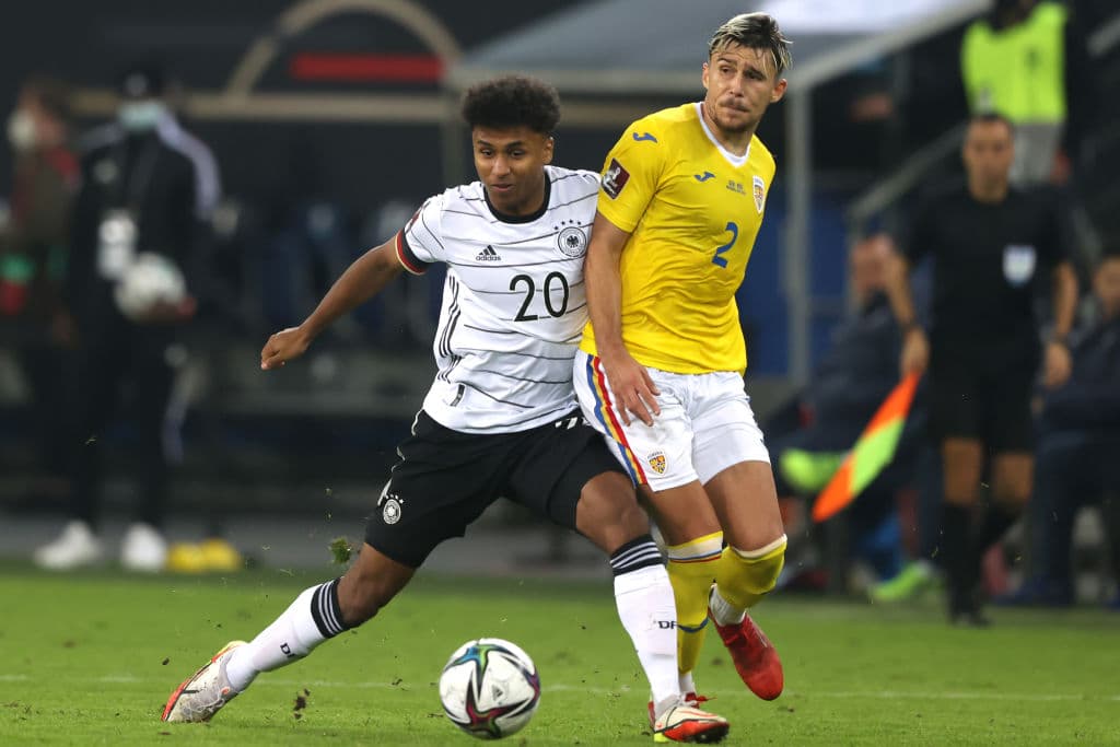 Serge Gnabry y Thomas Mueller le dan la alegría a la Alamenia y remontan 2-1 a Rumania.