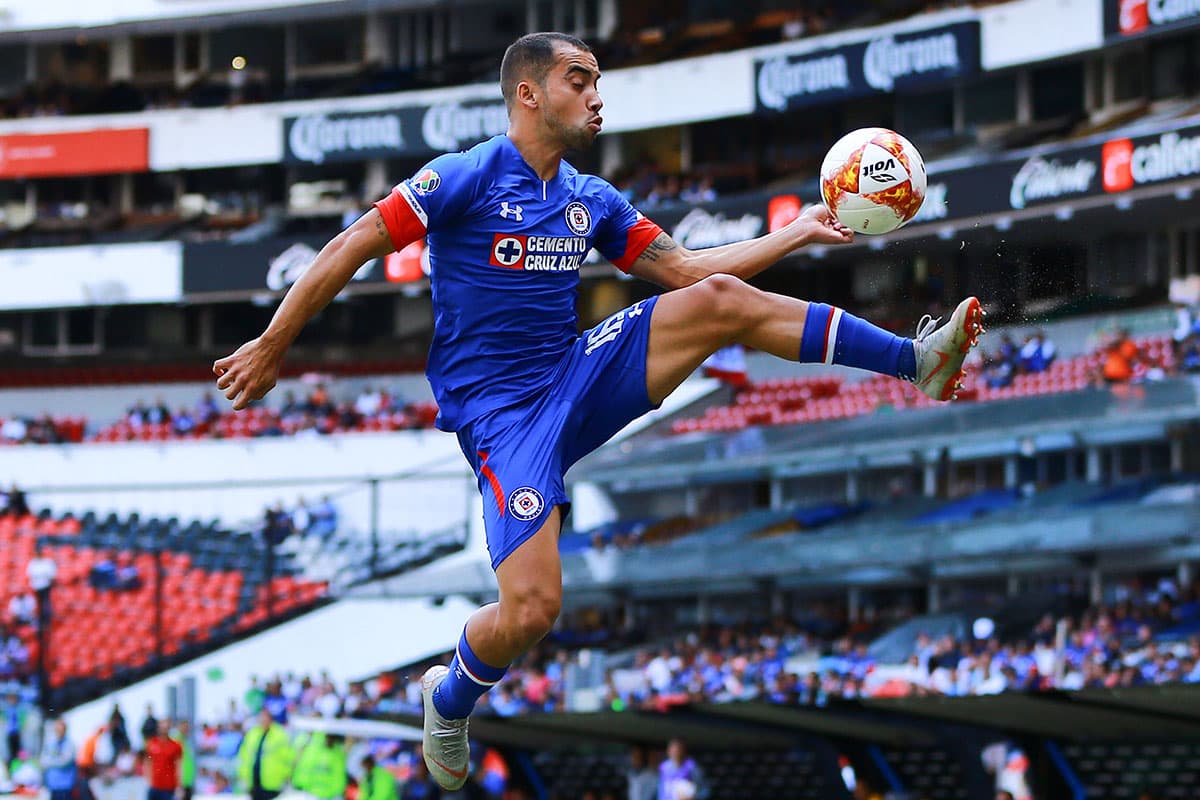 Todo le salió bien a un Cruz Azul que parece indetenible, como en este control que realiza el mediocampista Adrián Alderete.