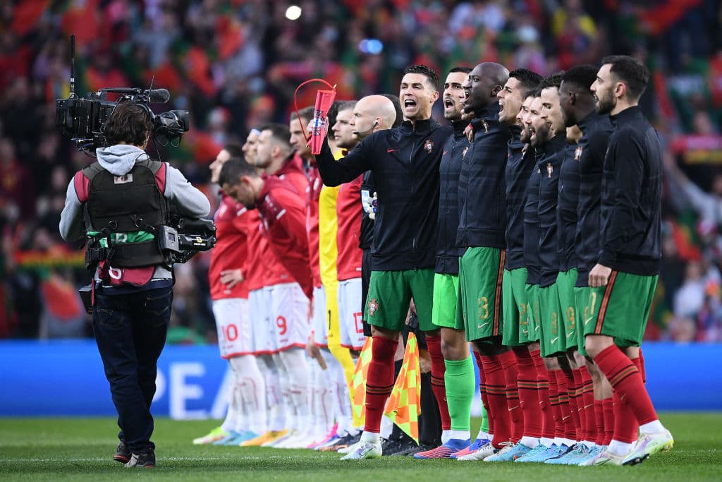 Dos goles de Bruno Fernandes, jugador del Manchester United al igual que Cristiano Ronaldo, sirvieron para que Portugal venciera 2-0 a Macedonia del Norte y sellara su clasificación al Mundial de Qatar 2022.
<br>