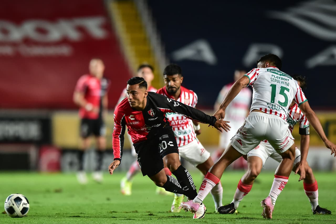 Necaxa descuidó el medio campo y fue un desastre en la última línea. El segundo tanto de Atlas parecía caer en cualquier momento.