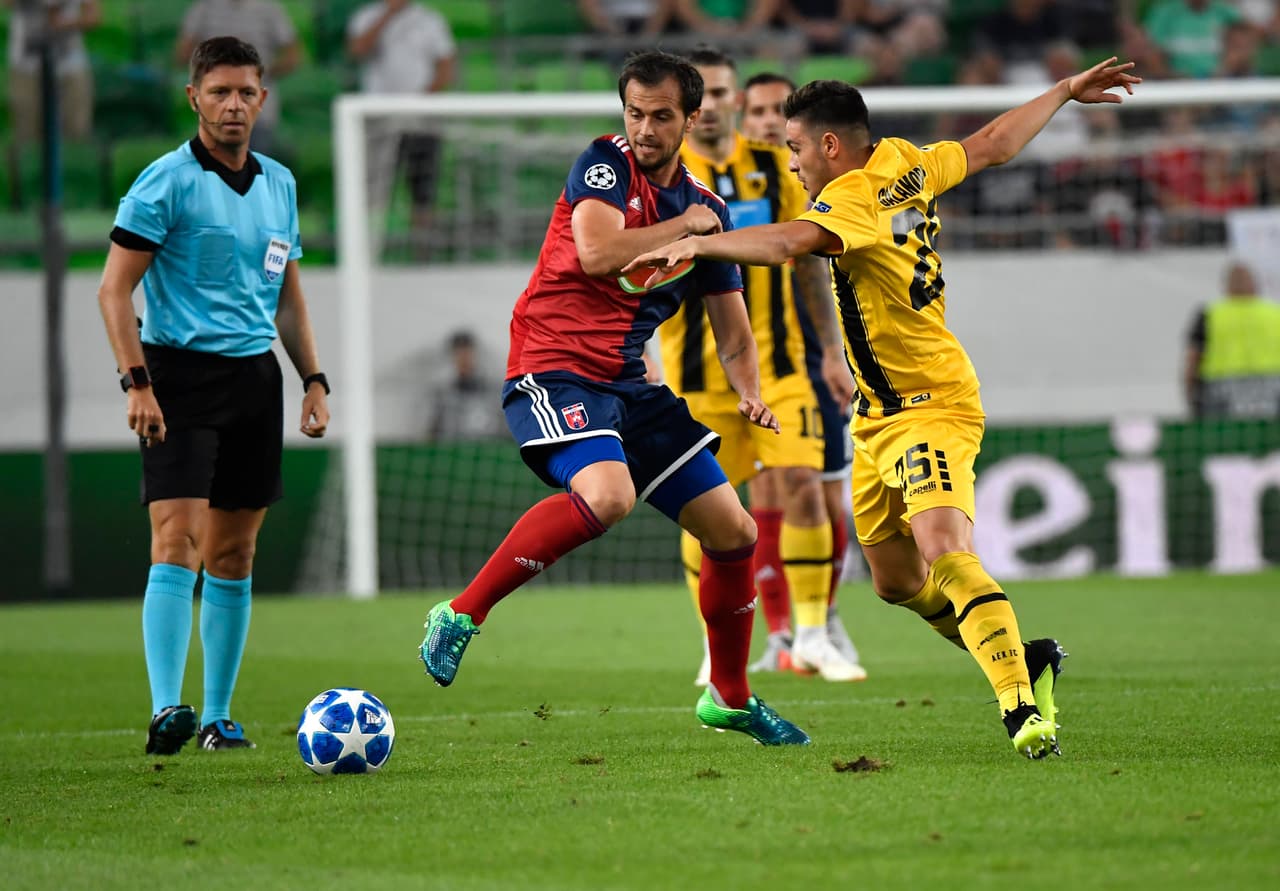 Vidi FC, de playera roja, sufrió la primera expulsión al minuto 23 del primer tiempo con la salida de Szabolcs Huszti.