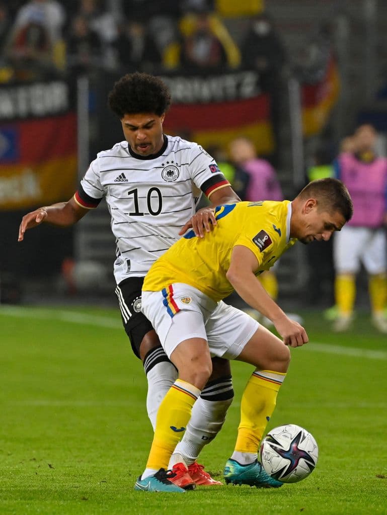 Serge Gnabry y Thomas Mueller le dan la alegría a la Alamenia y remontan 2-1 a Rumania.