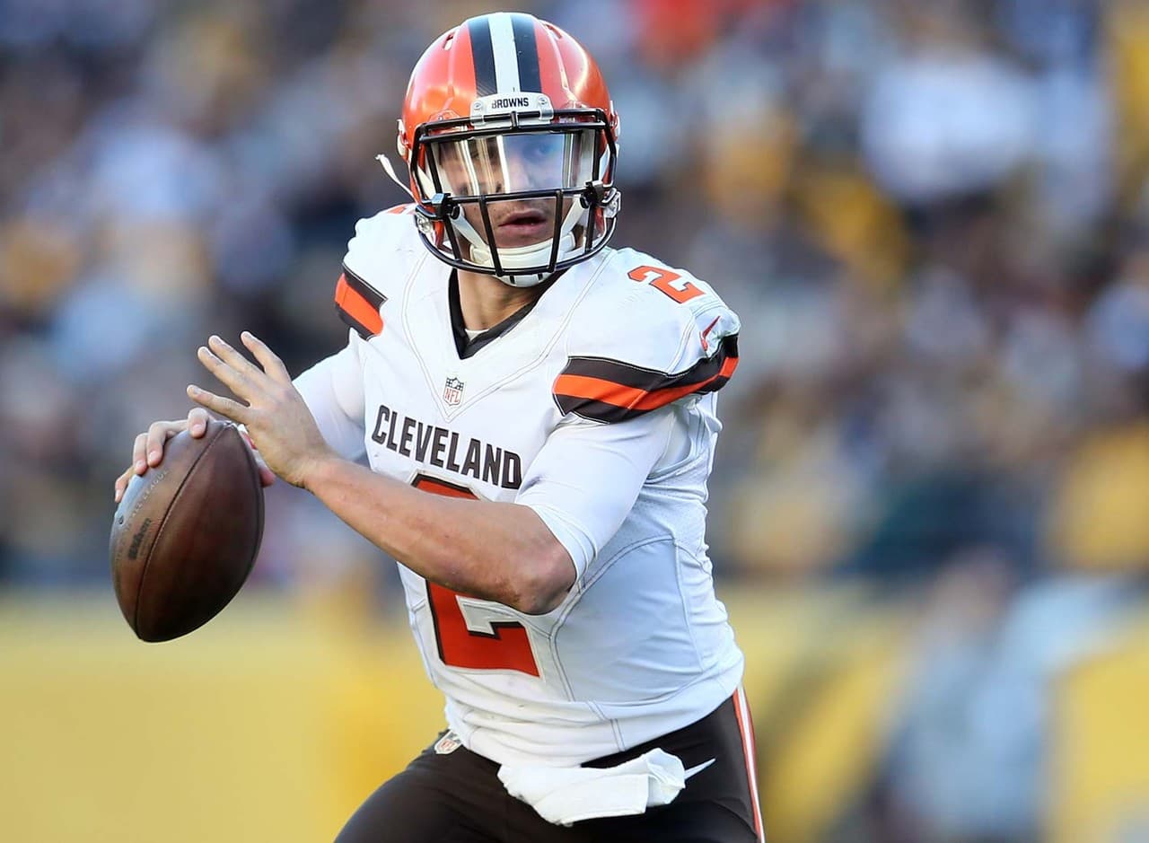 Johnny Manziel (2012 con Texas A&M) - Los Browns ascendieron al lugar 22 en el primera ronda del Draft 2014 para elegir a Manziel y se esperaba que le diera vida a la ofensiva en Cleveland. En vez de ello, la carrera de Manziel en la NFL ha sido dominada por incidentes fuera de los emparrillados y en el receso previo a la campaña 2016 fue cortado por los Browns.