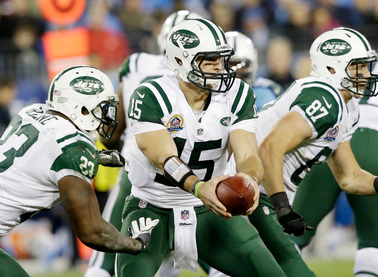 Tim Tebow (2007 con Florida) - Los Denver Broncos seleccionaron a Tebow en la primera ronda del Draft de 2010. Además de las finales milagroso a su favor en la temporada 2011, incluyendo el pase de touchdown para la victoria en tiempo extra ante playoff ante los Steelers, la carrera en la NFL de Tebow ha sido complicada por grandes dudas sobre su precisión al completar 47.9% de sus pases en 3 años en la NFL.