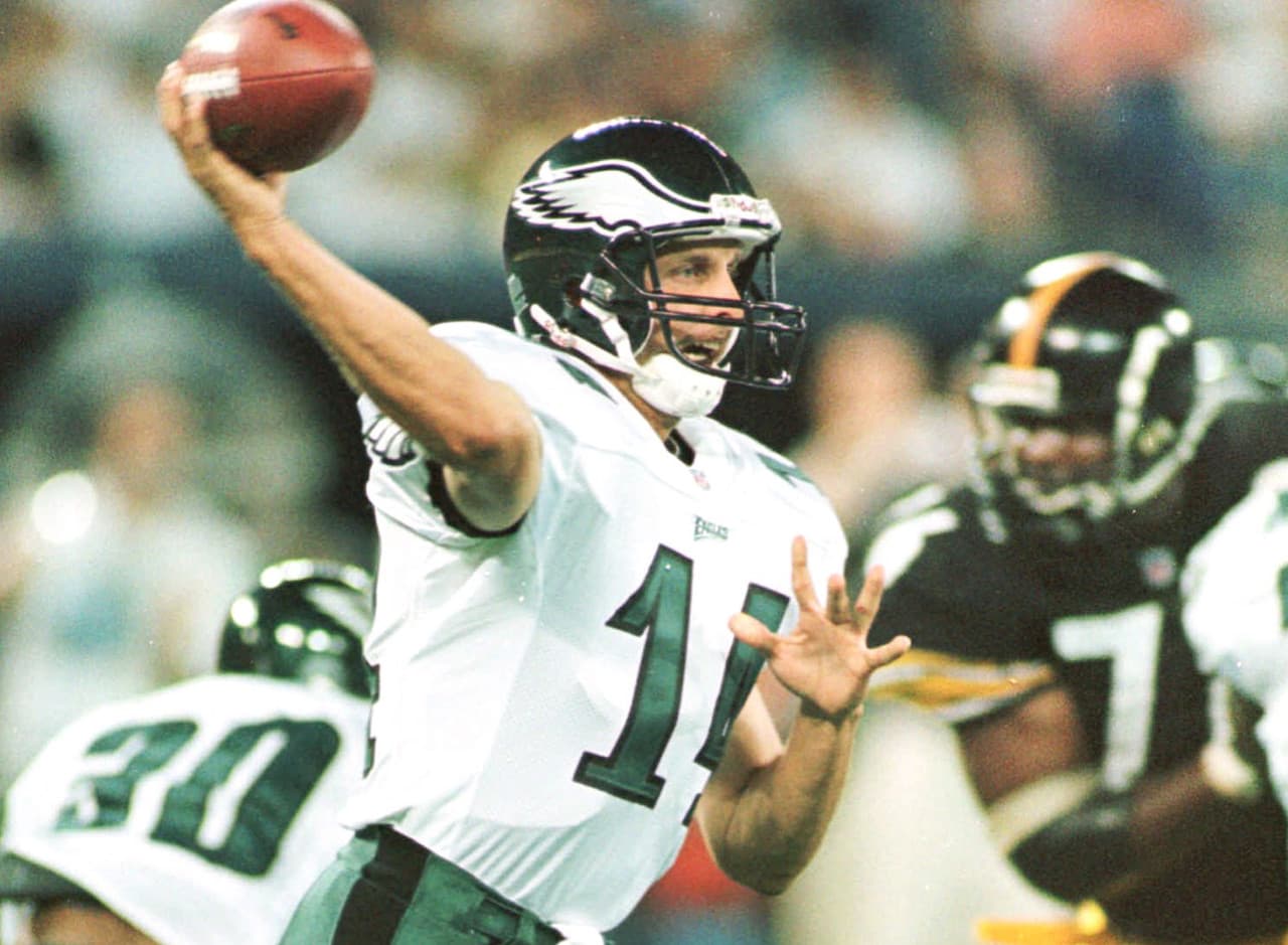 Ty Detmer (1990 con BYU) - Detmer fue una selección de novena ronda de los Green Bay Packers en el Draft de 1992 y pasó la mayoría de su carrera de 14 temporadas en la NFL como reserva. Fue titular en un total de 26 juegos (incluyendo uno de la Ronda de Comodines de 1997 ante los San Francisco 49ers). Detmer terminó su carrera en la NFL con 34 pases de touchdown y 35 intercepciones.