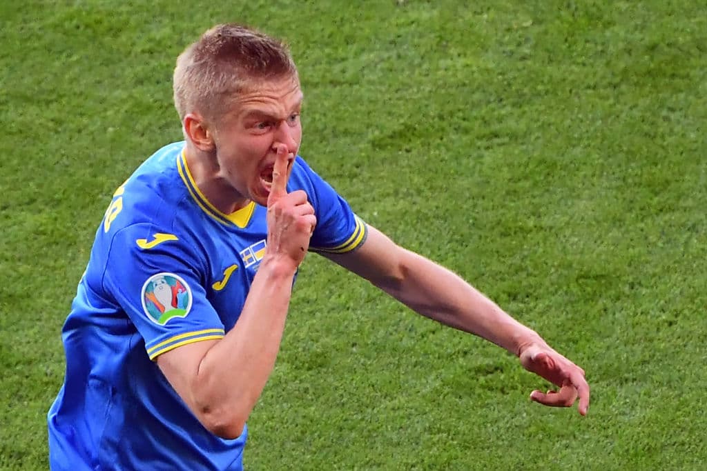 Ucrania lo hace y deja fuera a Suecia en tiempos extra con marcador de 2-1; consigue su pase a Cuartos de Final en la Euro 2020. Oleksandr Zinchenko abría el marcador al minuto 27, pero el sueco Emil Forsberg empataba el encuentro al 43'. Quien le da la victoria y el pase a la siguiente ronda a los ucranianos, es Artem Dovbyk al 120+1', quienes enfrentarán a Inglaterra este sábado.