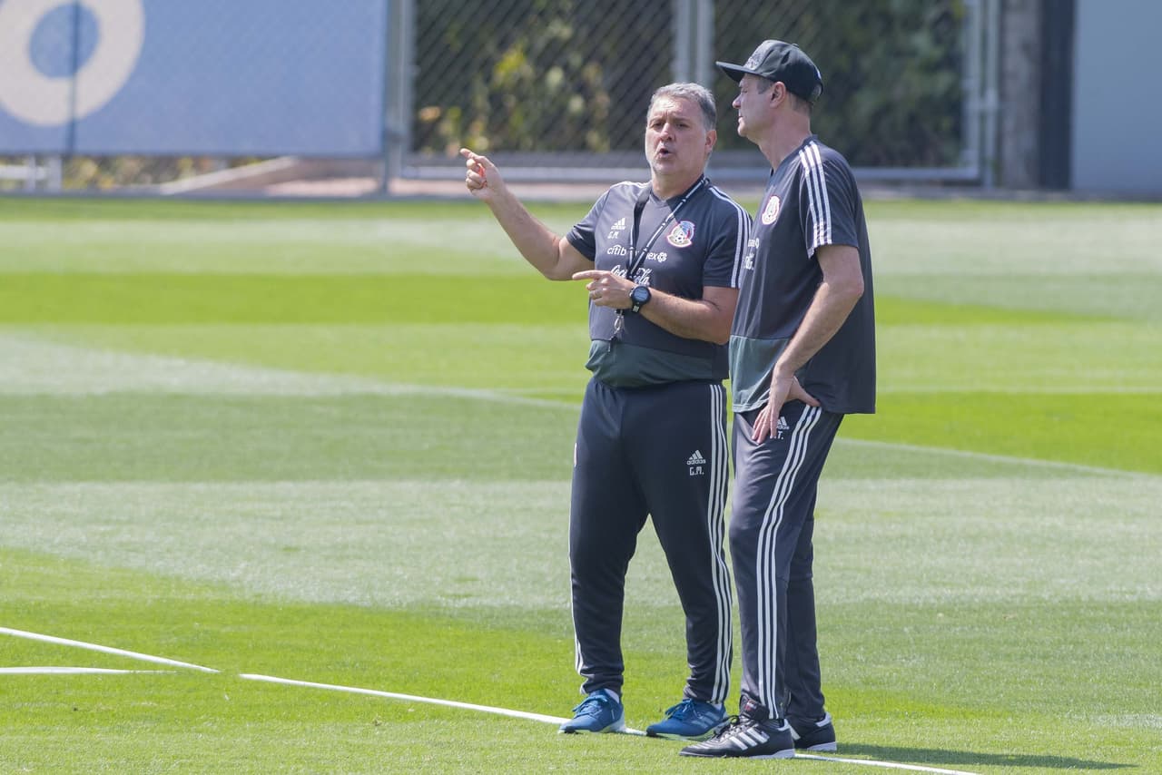 El argentino Gerardo Martino, técnico de la
<b>Selección Mexicana</b>, realiza ajustes con los
<a href="https://www.univision.com/deportes/futbol/mexico/los-rostros-de-gerardo-tata-martino-en-la-rueda-de-prensa-de-cara-a-la-copa-oro-fotos" target="_blank">jugadores de su convocatoria</a> para la
<b>Copa Oro</b>, su primer reto en un torneo oficial con el 'Tri'.