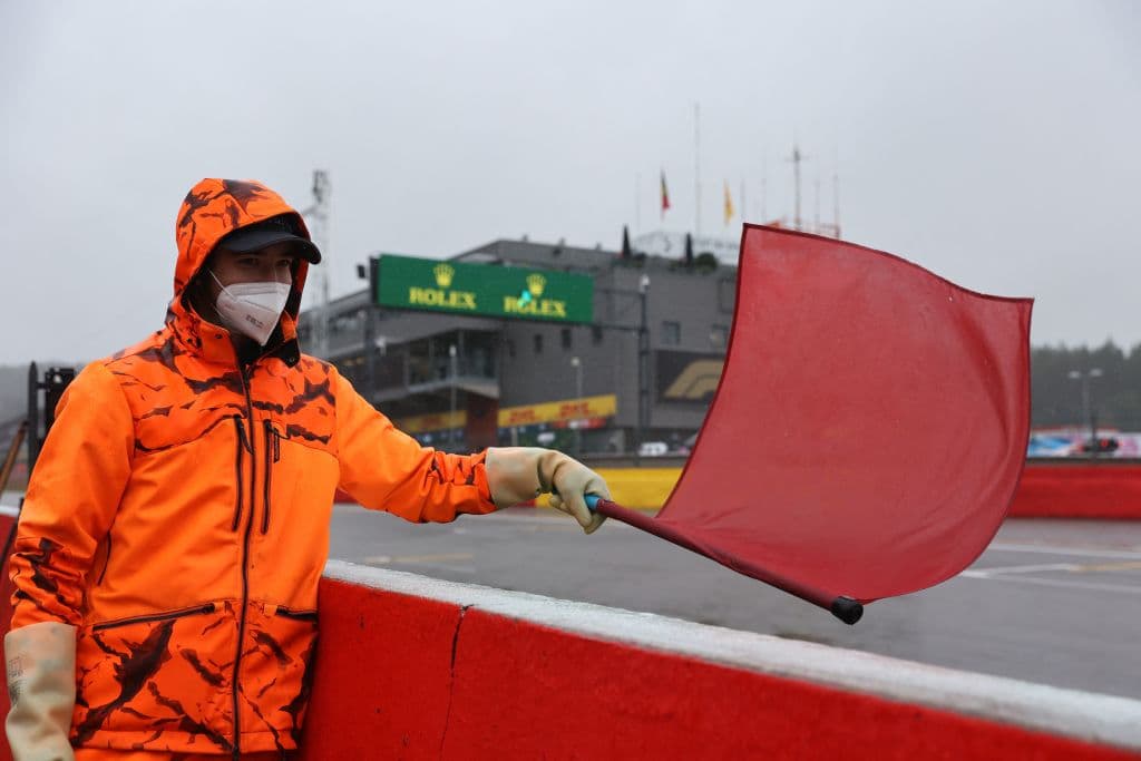 Tras hora y media de retraso por cuestiones climáticas, el Gran Premio de Bélgica se registra como el más corto en la historia, pues tras tres vueltas del circuito y con safety car, se decidió dar por terminada la carrera y sólo se les dará la mitad de puntos a los pilotos. Max Verstappen fue el ganador del circuito, pues fue el primero en partir tras lograr la pole position.
