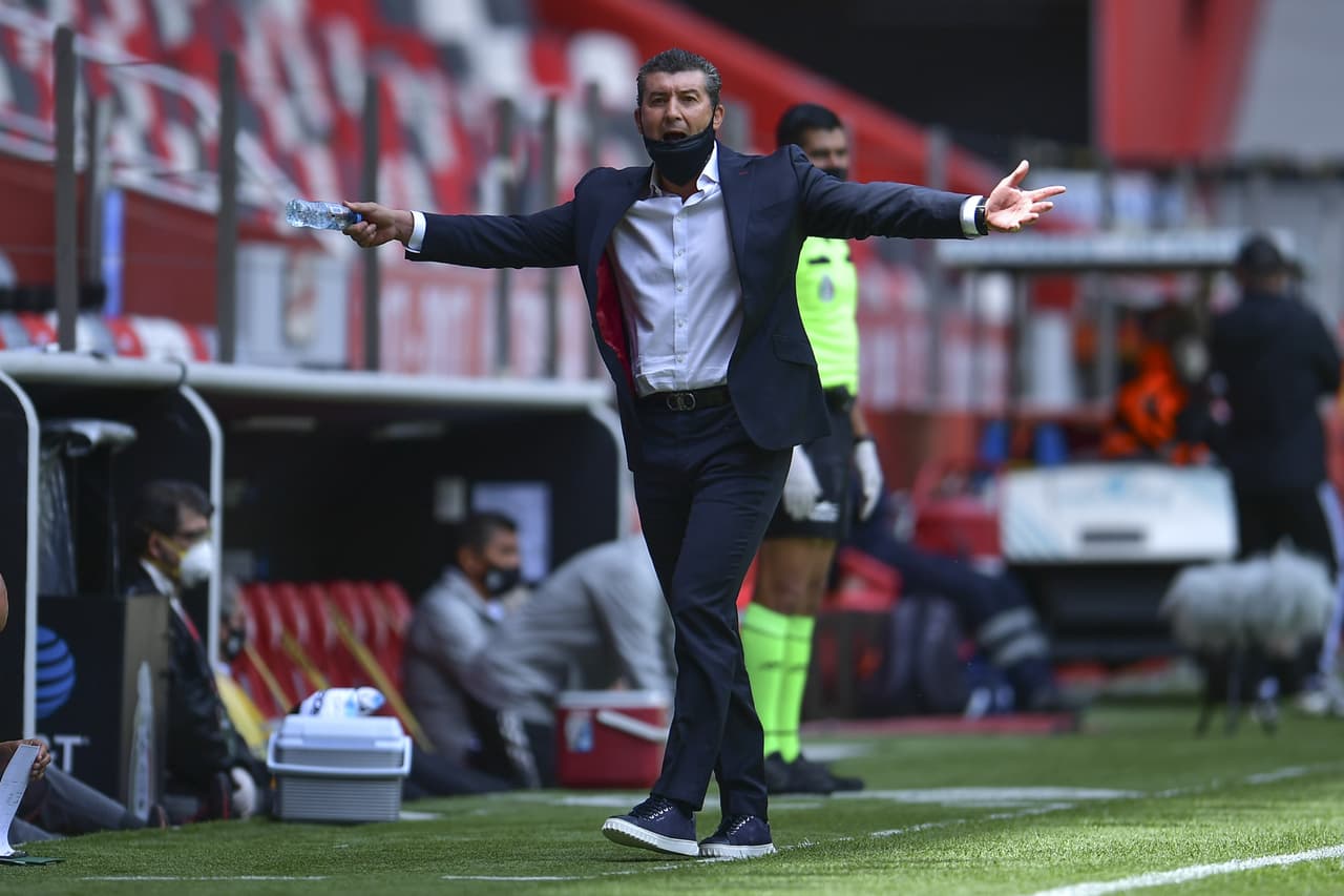 El árbitro revisa tarjeta roja con VAR, cambia decisión y la convierte en amarilla.