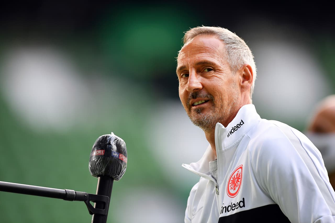 Adolf Hutter, entrenador del Eintracht Frankfurt habla en conferencia de prensa.