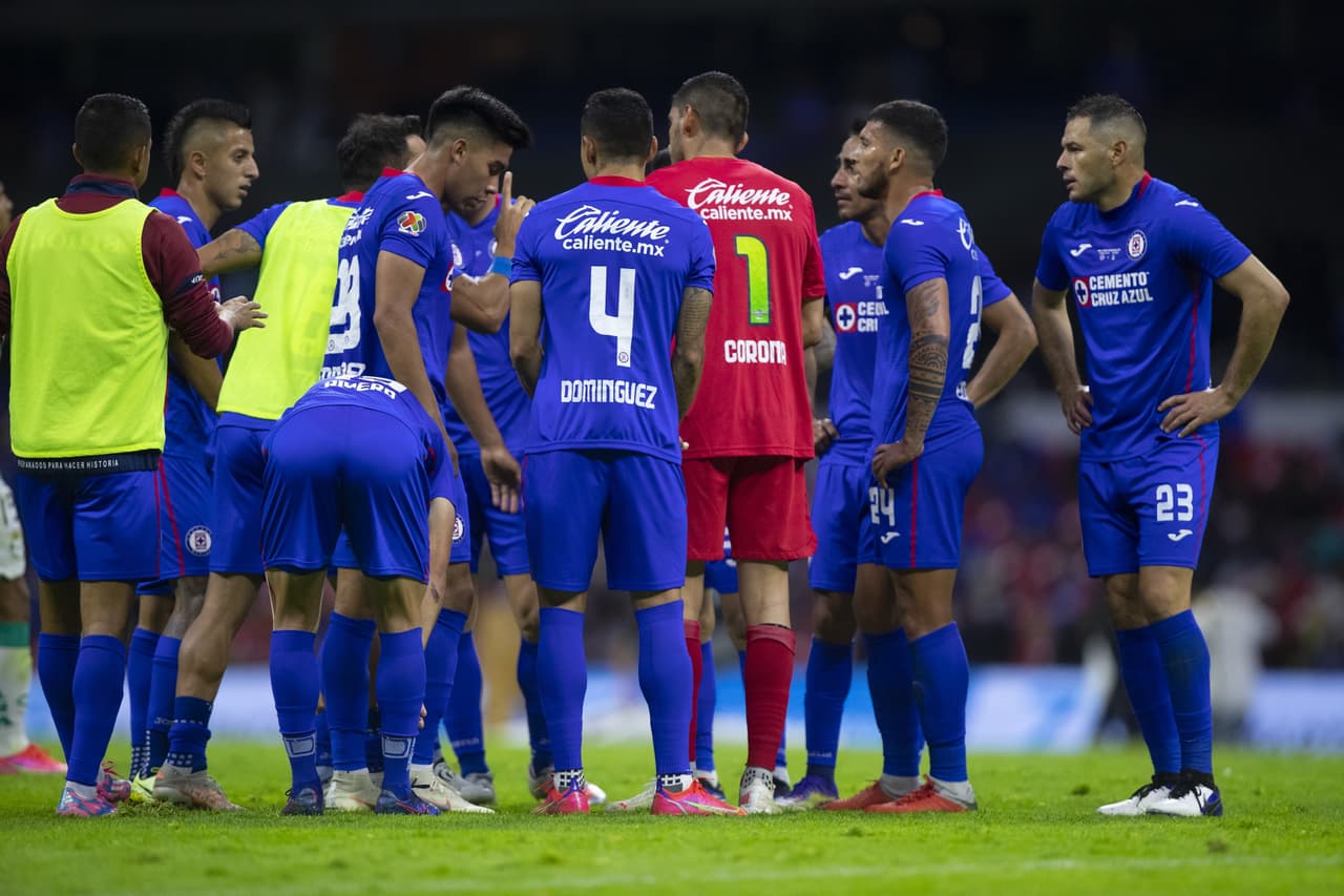 Los futbolistas de Cruz Azul se reunieron tras los primeros 45 minutos para analizar lo ocurrido.