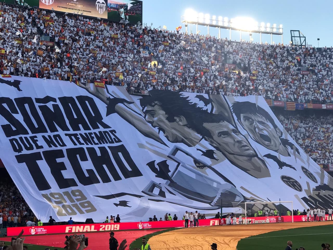 Tifo preesntado durante la final de La Liga entre Valencia y Barcelona este 2019.