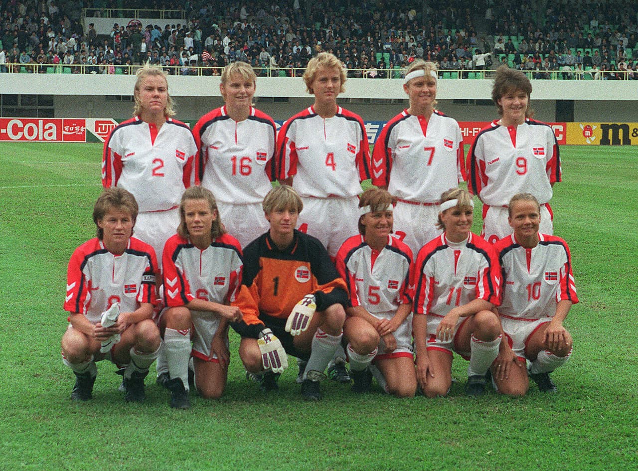 El fútbol femenino se ganó su propio lugar y países como Noruega tuvieron en las mujeres sus pioneras en mundiales, antes de que los hombres lo lograran a nivel de mayores.