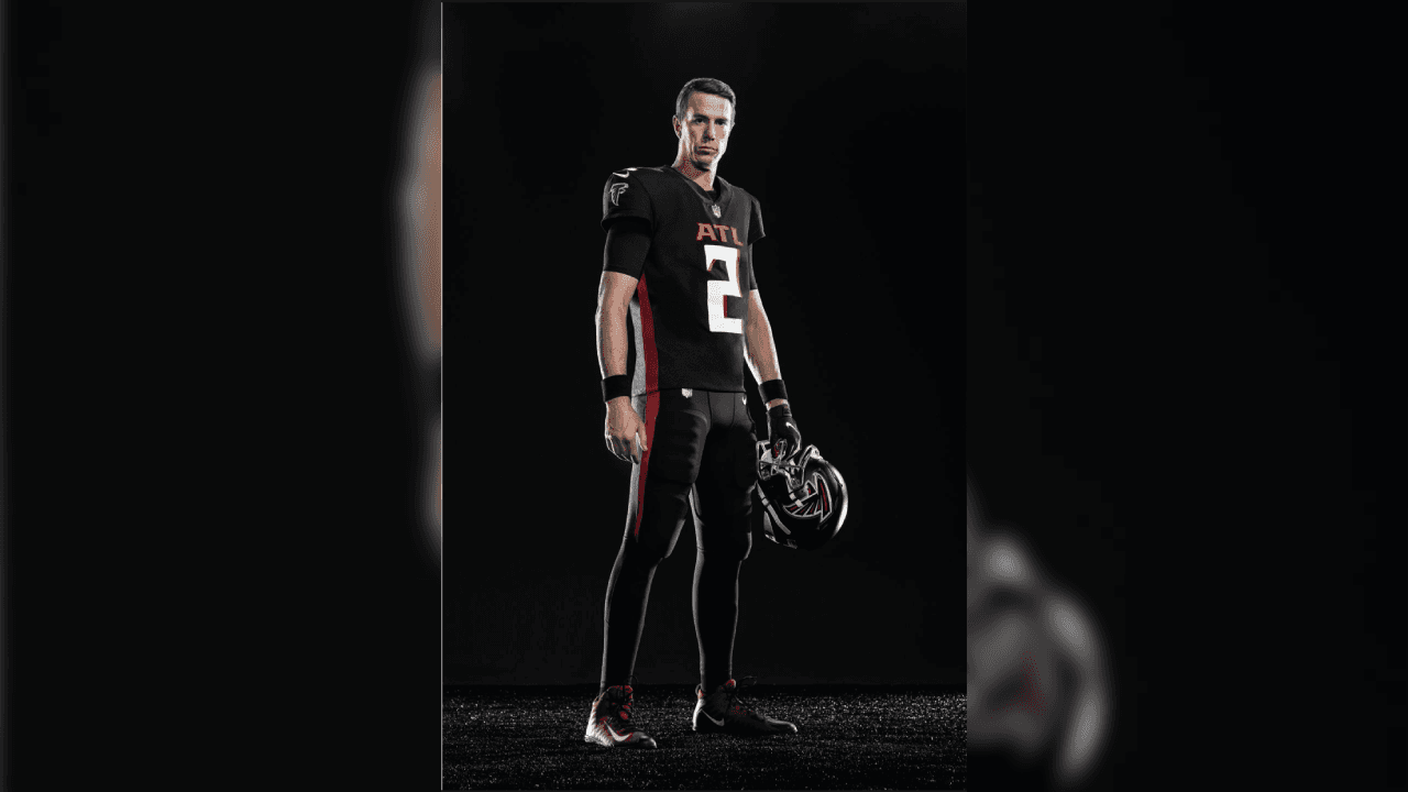¡Los Falcons presentan su nueva indumentaria! Con una gran variación en sus uniformes donde se eliminaron líneas en los hombros ahora predominan las tonalidades a un solo color. Así se prepara el equipo de Matt Ryan en la búsqueda de instalarse en otro Super Bowl.