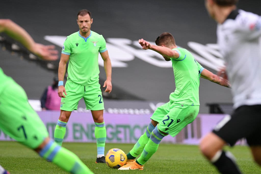 Lazio visitó y derrotó al Spezia. Immobile (15’) y Milinkovic-Savic (33’) marcaron para los de Inzaghi. Nzola (64’) descontó. Lazio llegó a 17 puntos y Spezia se quedó con 10.