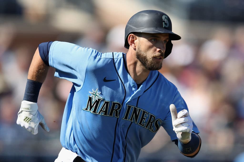 ¡Va por la carrera! Austin Nola de los Seattle Mariners corre por la primera base pero impulsa una carrera sobre los Chicago Cub.