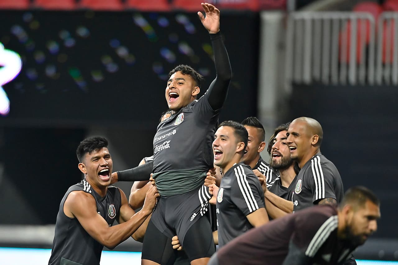 La Selección Mexicana de Fútbol se 'mojó los pies' en la fastuosa casa de los Atlanta Falcons y del Atlanta United, el Mercedes-Benz Stadium, donde jugará este miércoles ante su similar de Venezuela, un partido que sirve a ambos escuadrones de cara a sus compromisos del verano, como la Copa Oro y la Copa América, respectivamente. Así se entrenaron los jugadores del Tri bajo las órdenes de Gerardo 'Tata' Martino en Atlanta esta tarde de martes.