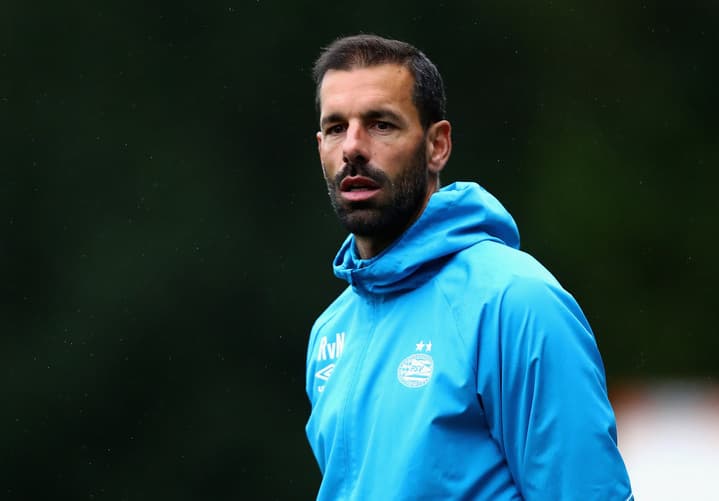 Ruud Van Nistelrooy, técnico de Erick Gutiérrez en el PSV, renunció a su cargo