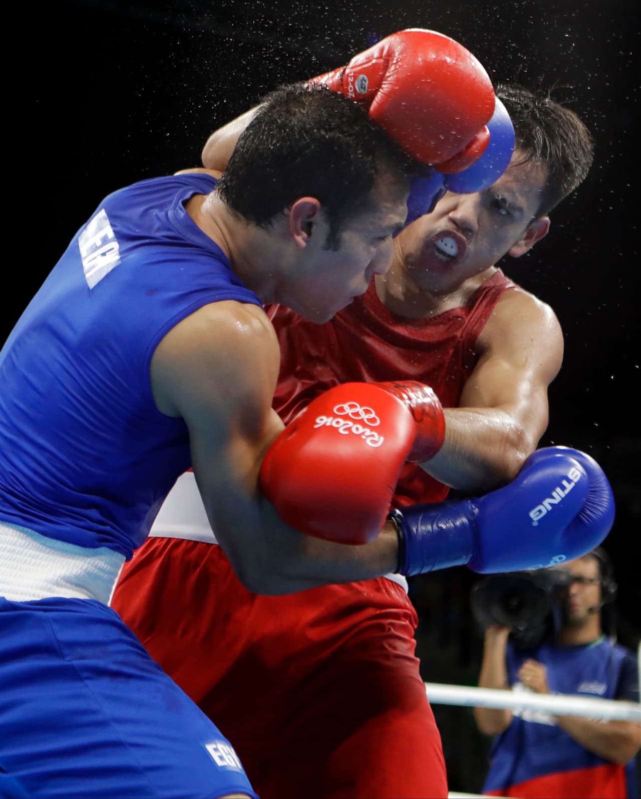 Eso no mermó al accionar de Rodríguez para llevarse otro triple 10-9 de los jueces, más el descuento de un punto para su rival por el golpe debajo de la cintura.
<br>
