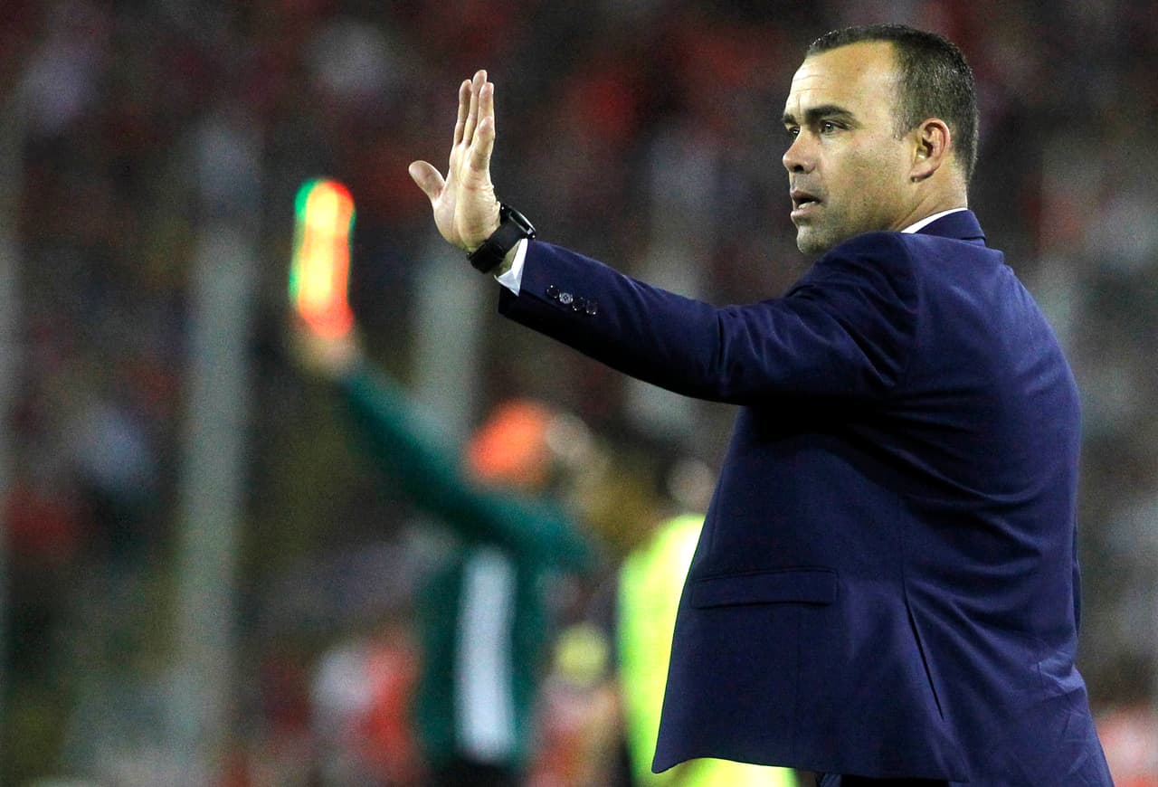 Venezuela's coach Rafael Dudamel gestures during their 2018 FIFA World Cup qualifier football match against Chile in Santiago, Chile on March 28, 2017. / AFP PHOTO / Claudio Reyes (Photo credit should read CLAUDIO REYES/AFP/Getty Images)