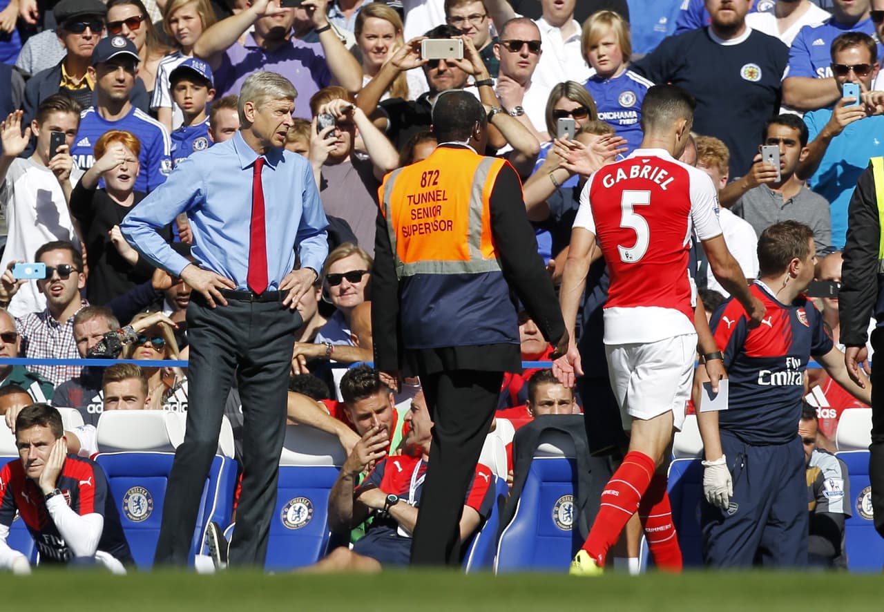 Wenger no podría creer lo sucedido. Al final le reclamó al árbitro que Costa debió haber sido el expulsado.