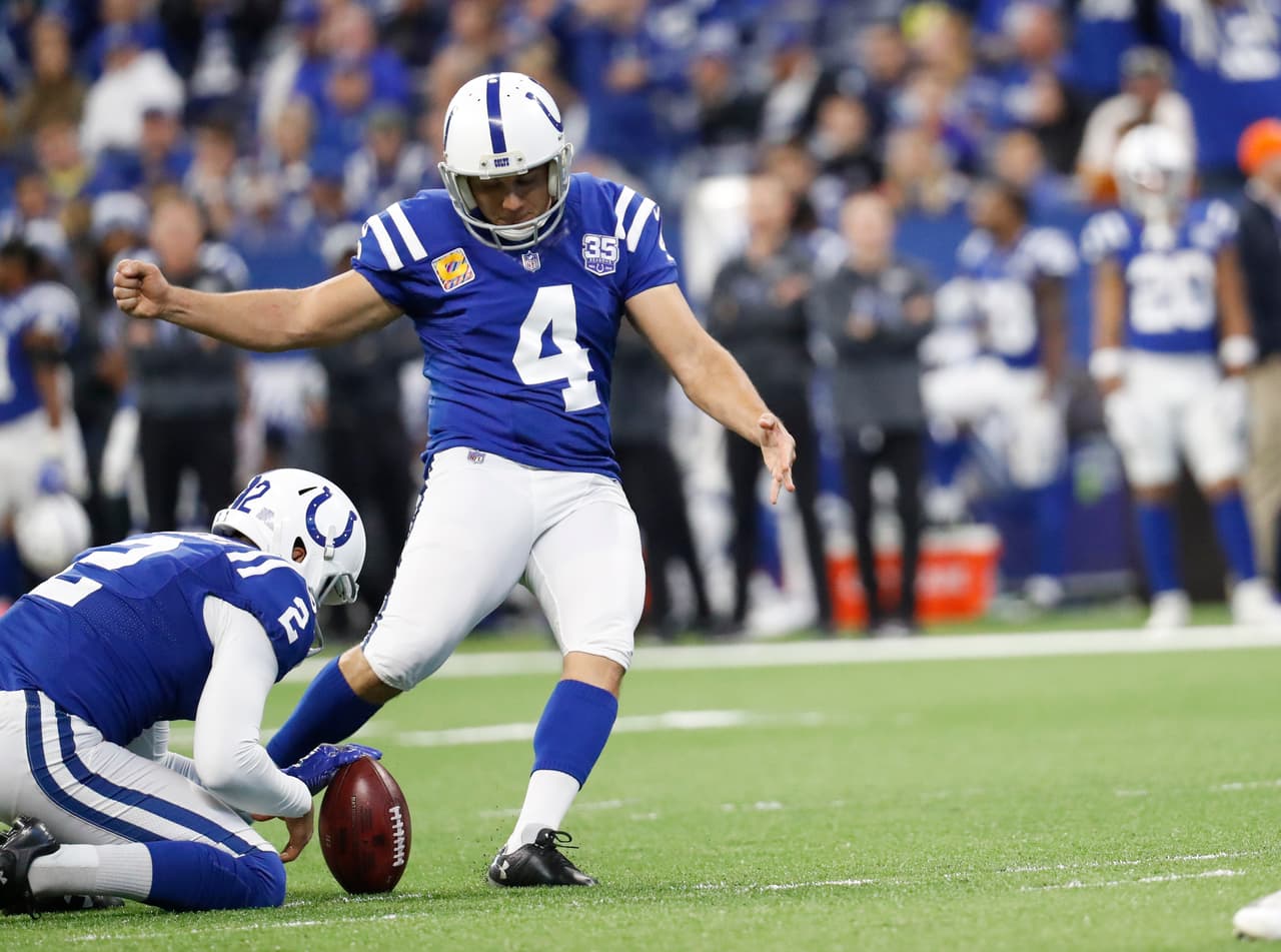 Adam Vinatieri se lesionó en el juego contra los Bills y ahora estará fuera por un tiempo.