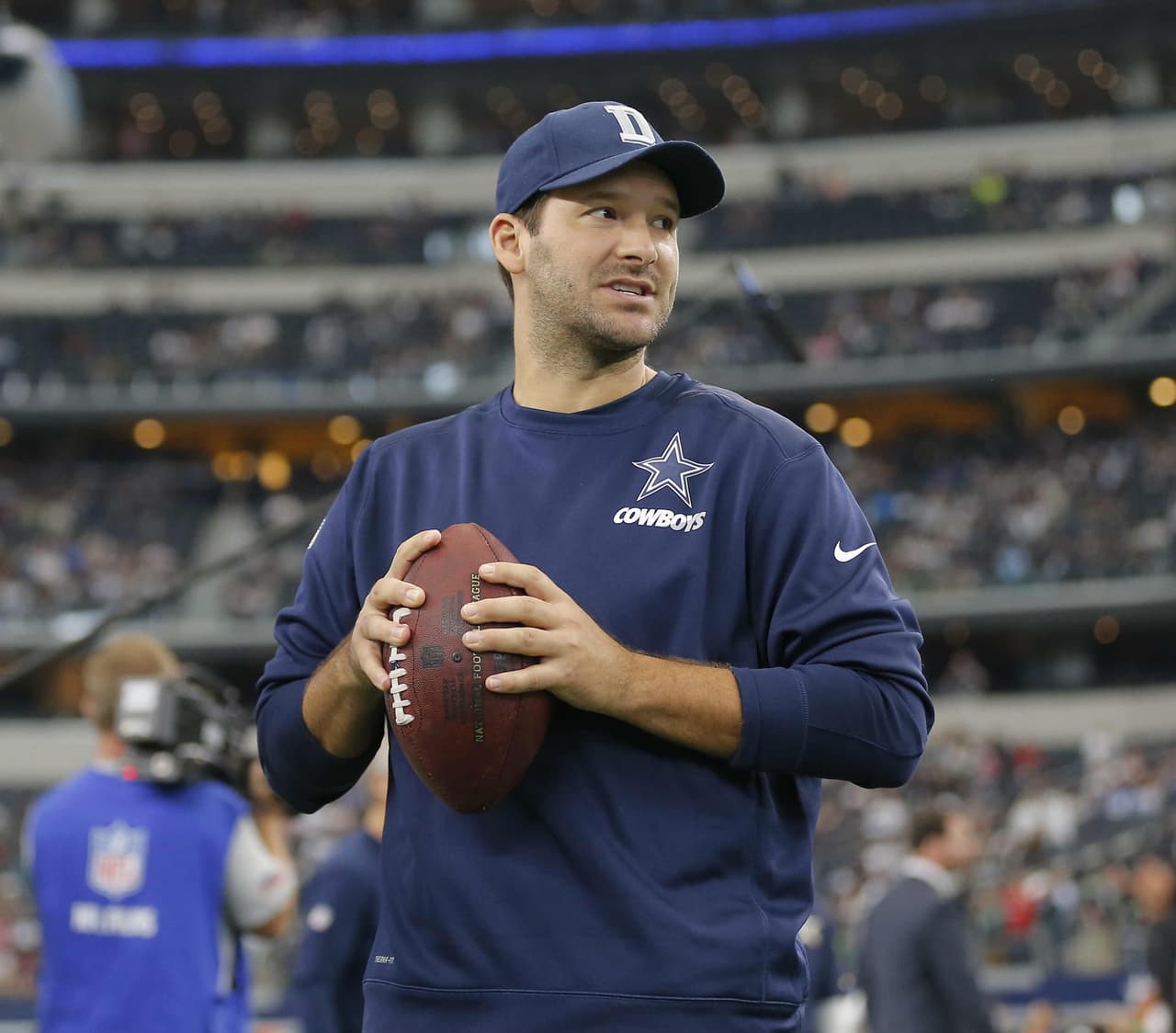 Tony Romo entrenó por primera vez desde que se fracturó la clavícula durante la Semana 2