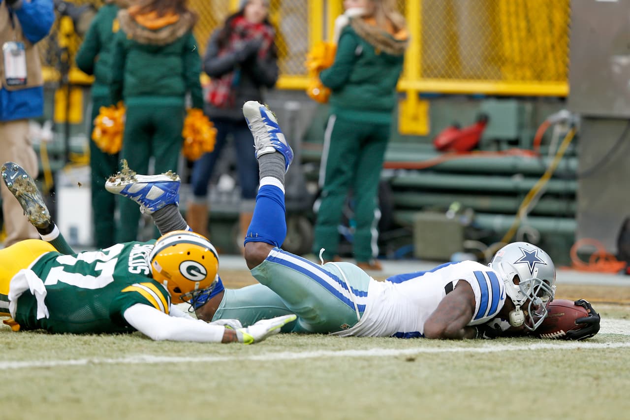 14.- Dallas Cowboys - 11 de enero del 2015 (21-26 en Green Bay Packers) (Playoffs Divisionales).- El primer juego de playoff en el Lambeau Field entre Packers y Cowboys desde el mítico 'Ice Bowl' terminó en gran polémica, Dez Bryant parecía haber atrapado un pase de Tony Romo en la yarda 1 de Green Bay en cuarta oportunidad, pero tras una revisión se determinó que Bryant no completó el proceso de la recepción.