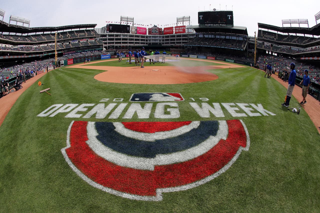 La fiesta en los partidos de comienzo de temporada de la MLB tuvo como ingrediente especial el colorido del que son elemento clave los protagonistas y los fanáticos en todos los escenarios.