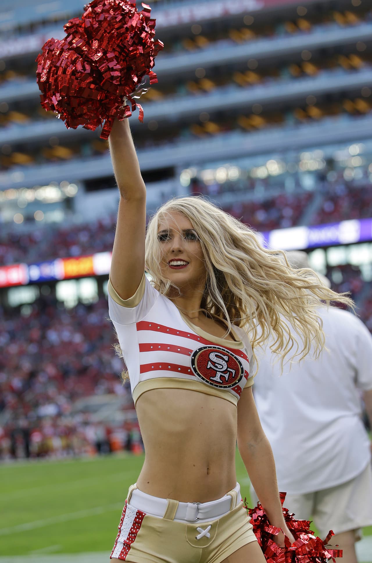 Adiós a la Semana 6, acción, pasión, entrega y... ¡bellezas! Checa lo más sexy de las cheerleaders.