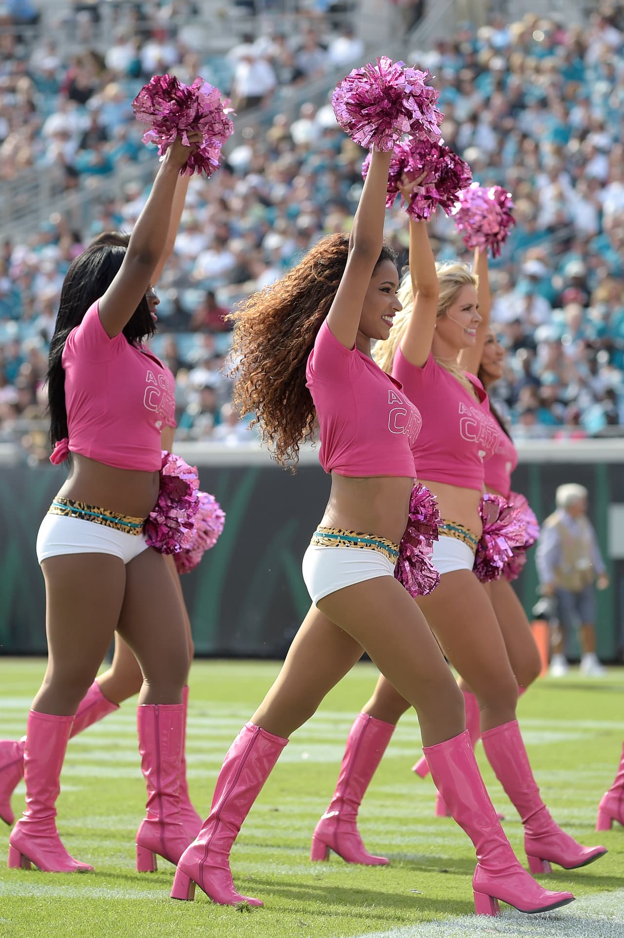 Adiós a la Semana 6, acción, pasión, entrega y... ¡bellezas! Checa lo más sexy de las cheerleaders.