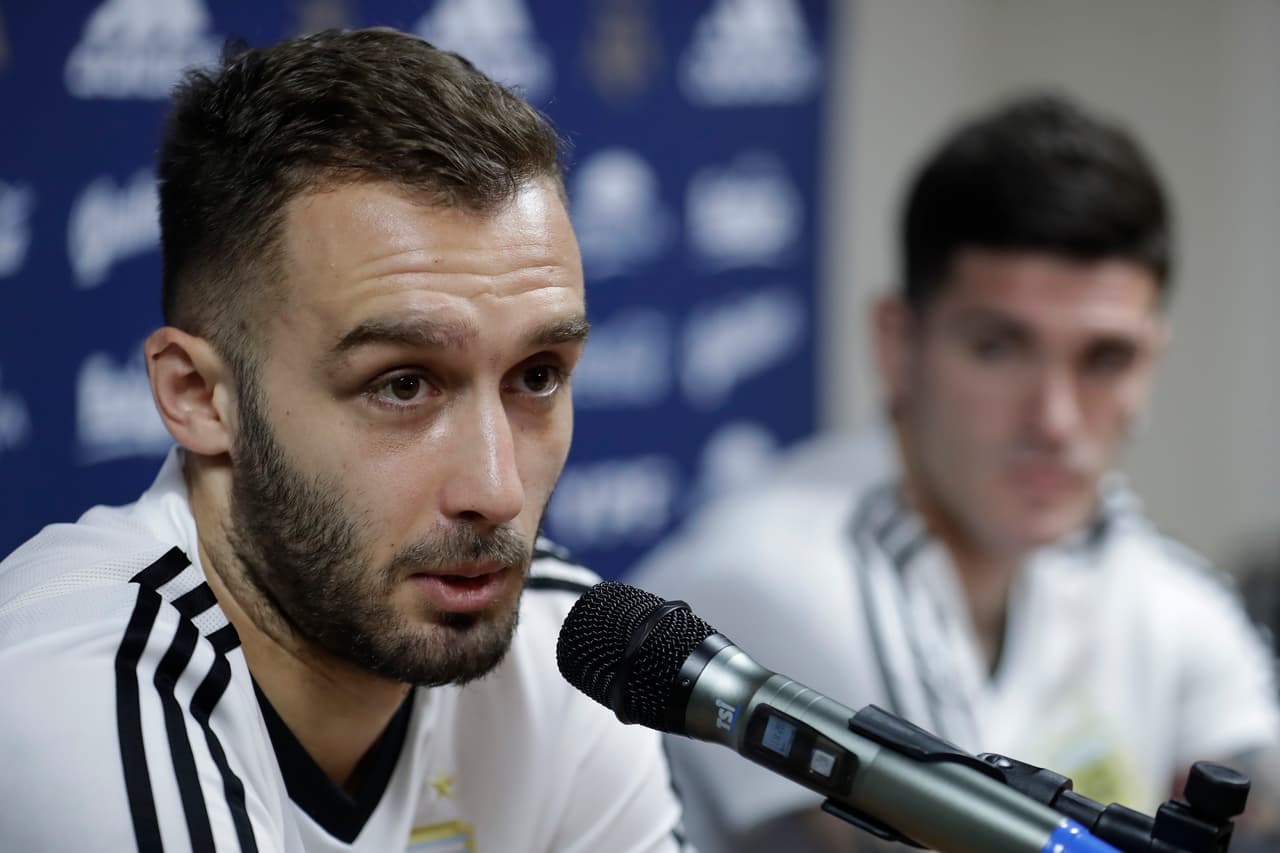 "Tuve ese cagazo, por decirlo de alguna manera, de pensar : '¿mañana me despertaré sin poder respirar, estaré complicado o no?
<b>'.</b> Uno nunca sabe qué puede pasar. Traté de tomármelo con calma para no transmitirle temor a la gente que quiero. Pero internamente uno cuando está en la cama o mirando el techo y empieza a pensar o lee noticias, dice: 'uh, y yo estoy con este virus, vamos a ver para dónde repercute, para qué lado te lleva...'. Y también tienes el miedo de que al ser deportista te quede alguna secuela en los pulmones... No sé: un montón de preguntas que uno se va haciendo".