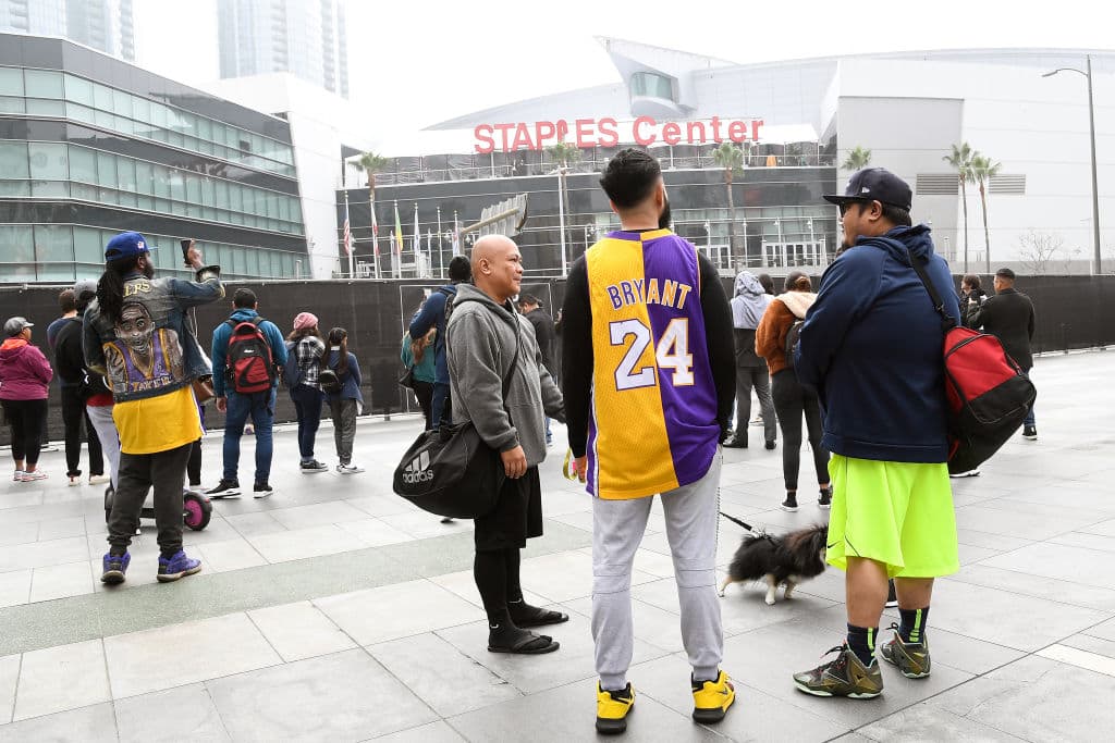 Aficionados se acercaron al Staples Center, entre lagrimas e indredulidad para dejar flores por la muerte de Kobe Bryant.