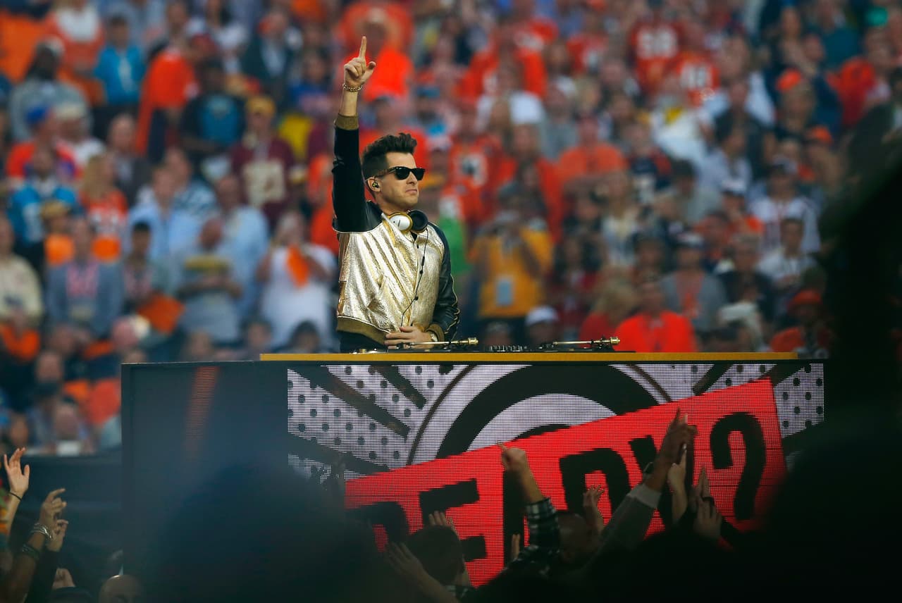 El DJ Mark Ronson, haciendo de las suyas con "Uptown Funk".