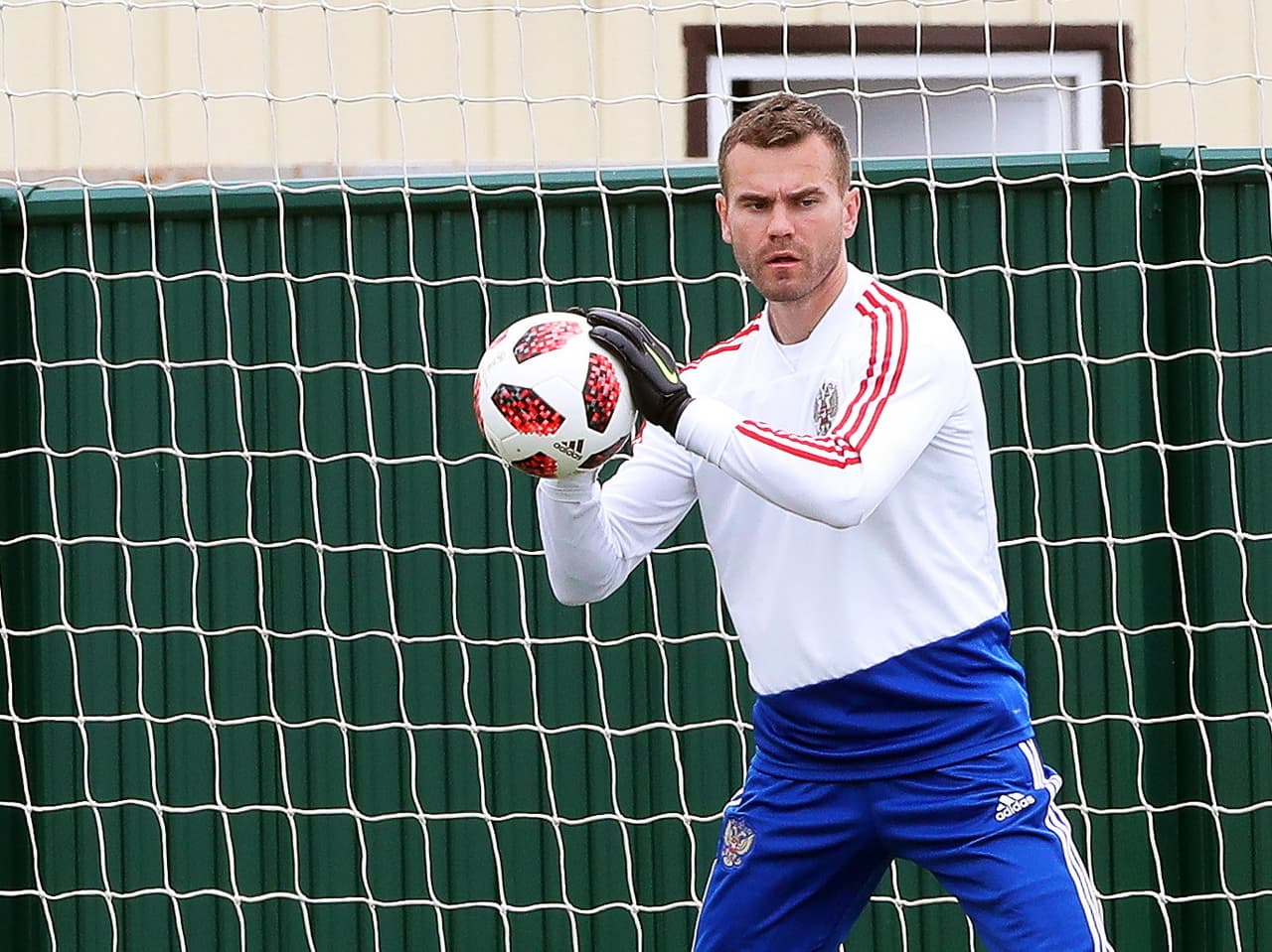 El arquero Igor Akinfeev fue determinante con dos cobros de penal atajados a España en la definición de los cuartos de final, y buscará seguir brindando confianza a su equipo bajo los tres palos.