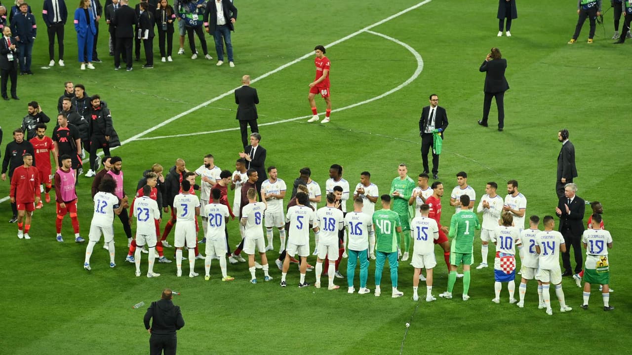 Real Madrid hace pasillo al Liverpool en París tras la Champions League