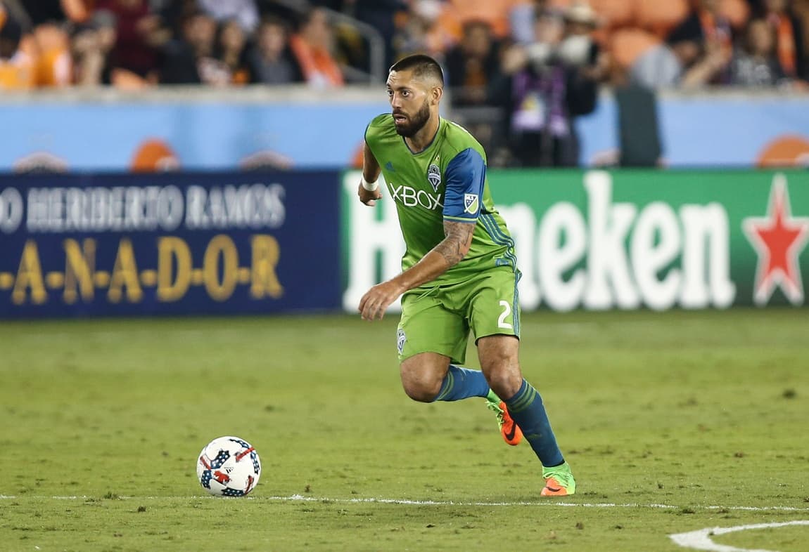 9. Clint Dempsey, Seattle Sounders - $3.892 Millones USD: Dempsey es el tercer jugador de las barras y las estrellas en la lista y el primero que si juega en un equipo estadounidense. Llama la atención que entre el #8 (Altidore) y Dempsey, se da el primer gran diferencial en el salario, ya que gana prácticamente un millón menos y solo está un lugar abajo.