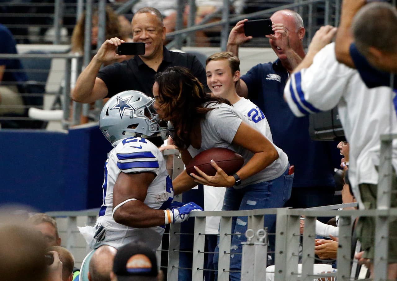 Cuando Ezekiel Elliott le regaló un balón a su mamá ganando Dallas 17-6 tras su segundo touchdown, nadie hubiera pensado que el equipo de la Estrella Solitaria terminarían perdiendo ante los Rams.