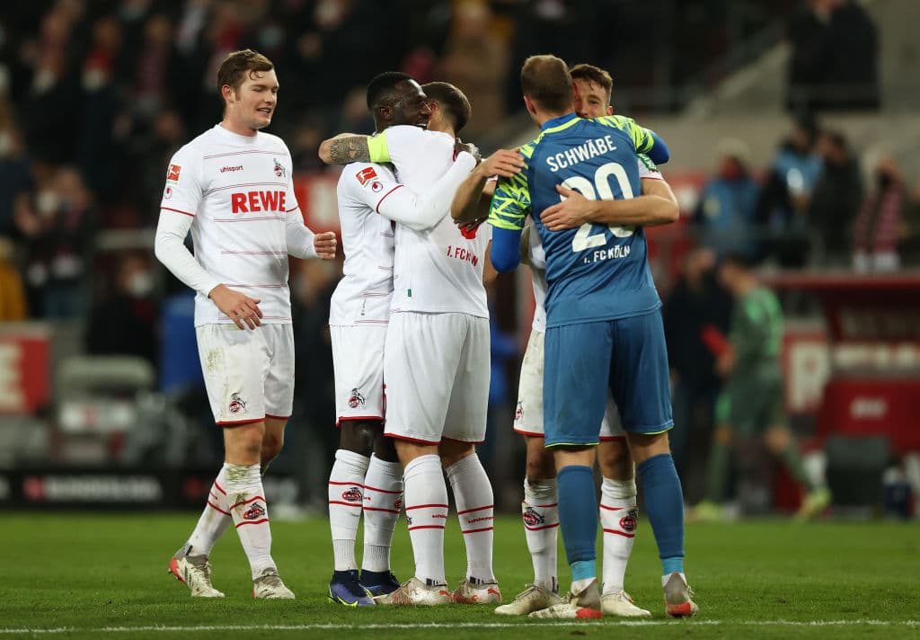 FC Koln sorprende al Borussia Moenchengladbach y les pegan 4-1, Augsburg le roba la victoria al Hertha en el último minuto y empatan 1-1, Hoffenheim no se toca el corazón y golean 3-6 al Greuther Furth, Bochum remonta el Freiburg y se imponen 2-1, en el regreso de Haaland, el Borussia le pega 1-3 al Wolfsburg y el Bayern cierra el día en victoria 1-0 sobre el Arminia Bielefeld.