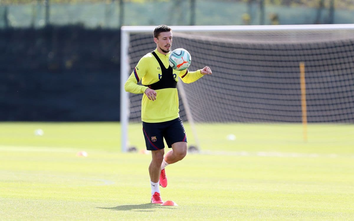 Los jugadores entrenan con distancia de seguridad y hacen ejercicios con y sin balón.